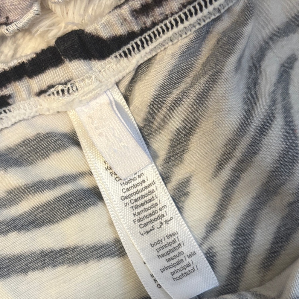 SKIMS 🔥🖤 Snow Tiger Print Women's Pajama Set NWOT - Picture 2 of 3